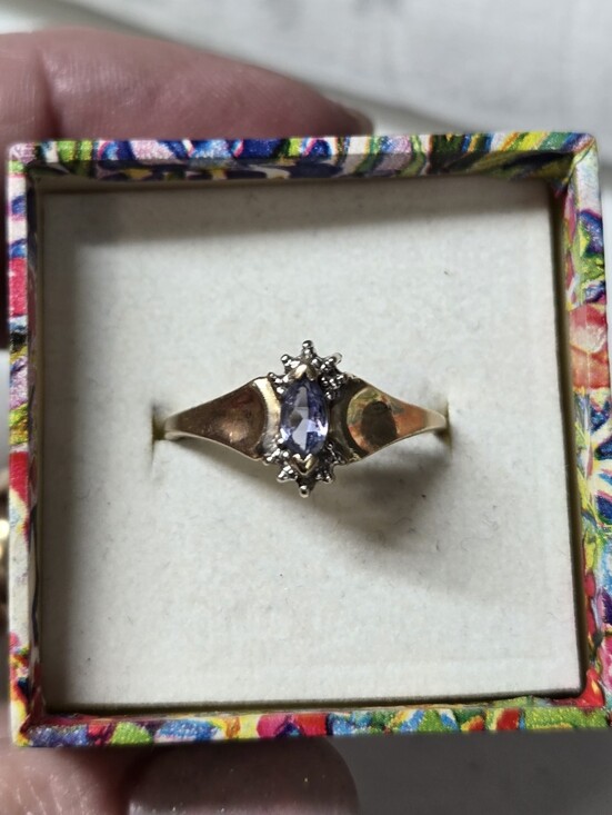 Vintage Jewelry - Vintage 10kt Gold Ring with Light Purple Oval Stone